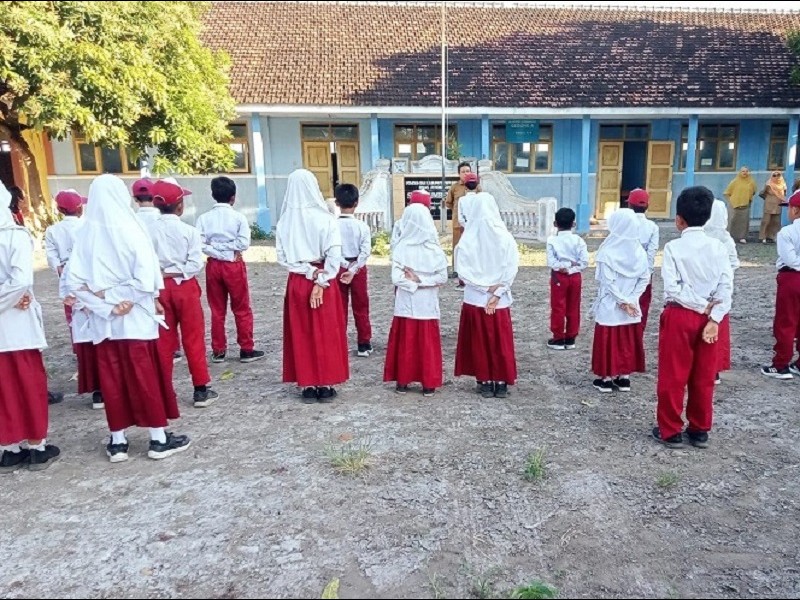 UPACARA BENDERA SDN 5 SUMBEREJO
