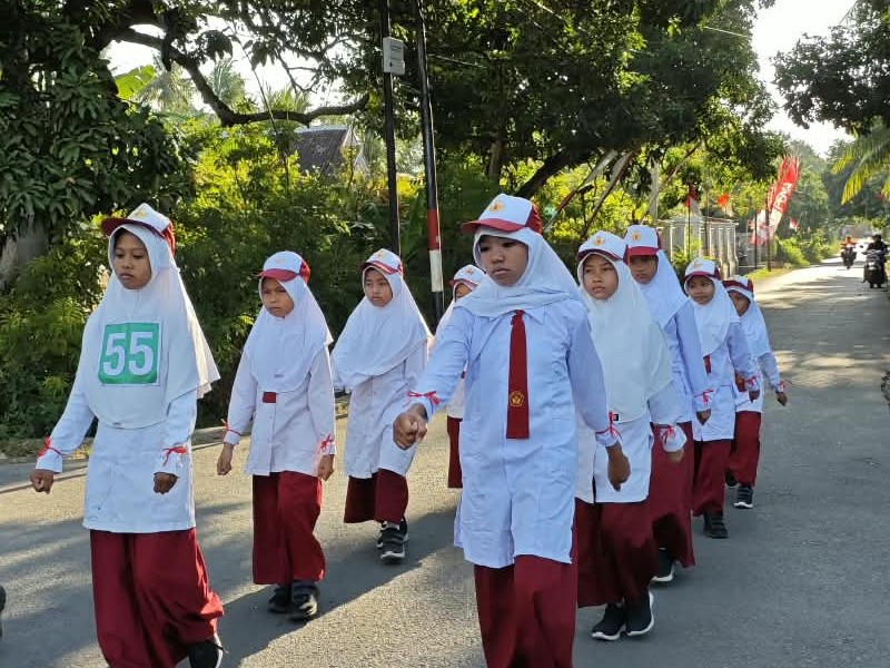 GERAK JALAN PUTRI DENGAN NOMER URUT 55